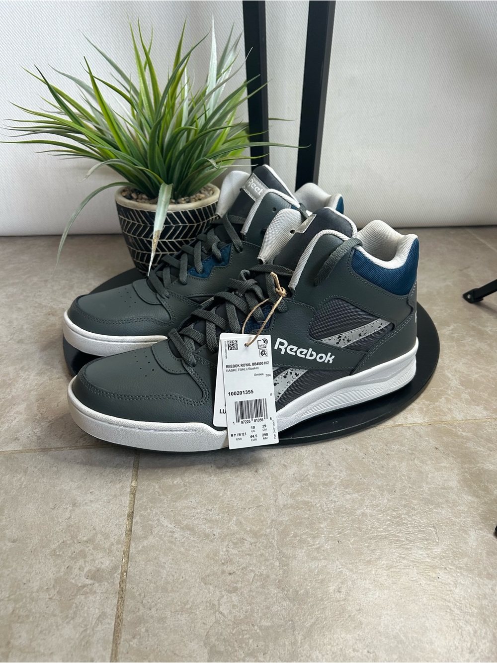 Reebok size 11 Men's Mid-Top Casual Sneakers in Dark Gray